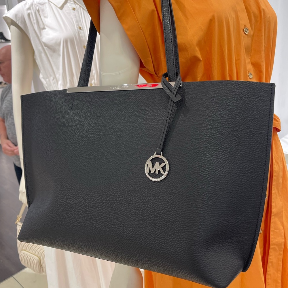 MICHAEL KORS
Evelyn Large EW Top Zip Shoulder Tote Bag 
Black 
NWT 

Live Style - Picture 12 of 16